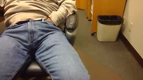 useemie online show from October 31, 2025, 6:42 pm