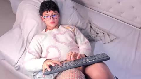 Valentin0 online show from December 4, 2025, 7:44 pm