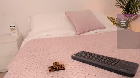 Snapshot of valentina_m17 chatting on December 17, 2025, 11:00 pm VALENTINA online show from December 17, 2025, 11:00 pm