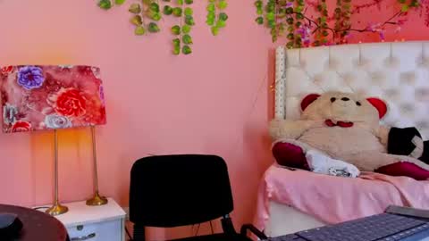 valentinee_xo online show from June 19, 2026, 5:45 am