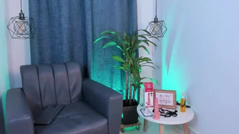 VALENTINO CASTAO online show from February 17, 2025, 11:20 pm