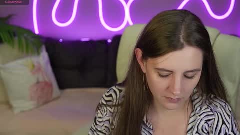 V A L E R Y  M U R online show from October 14, 2025, 7:03 pm