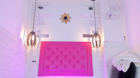 Vallolet Peach  online show from February 4, 2025, 11:38 am