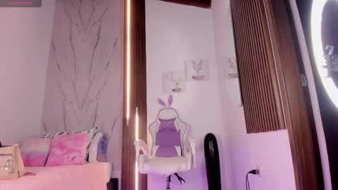 Vallolet Peach  online show from November 4, 2025, 11:42 am