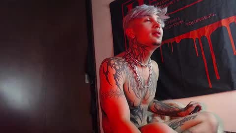 david guzman i model independenthelp me with a thumbs up online show from February 11, 2025, 2:14 am