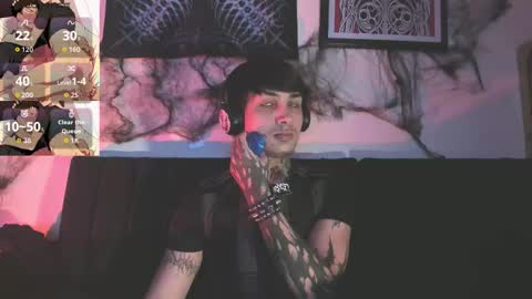 david guzman i model independenthelp me with a thumbs up online show from October 27, 2025, 1:09 am