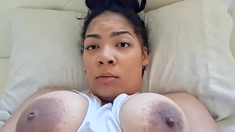 Snapshot of vanessareign chatting on October 17, 2025, 6:43 pm vanessareign online show from October 17, 2025, 6:43 pm