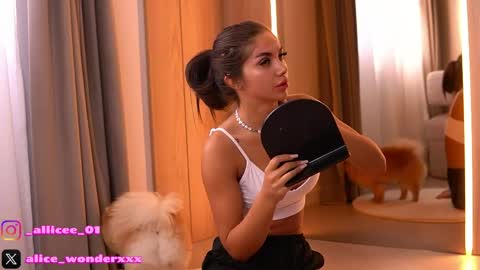 Vanessa Simon online show from April 18, 2026, 5:22 am