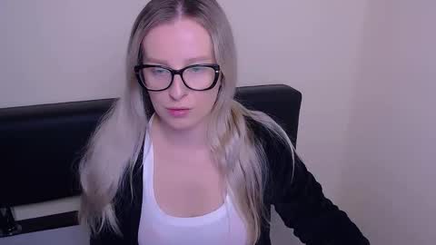 Mia online show from September 19, 2025, 6:37 am