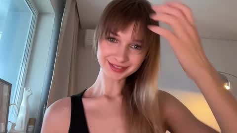Snapshot of variety_moments chatting on December 5, 2025, 5:27 am Heeeeey Im Hanna the art of tease online show from December 5, 2025, 5:27 am