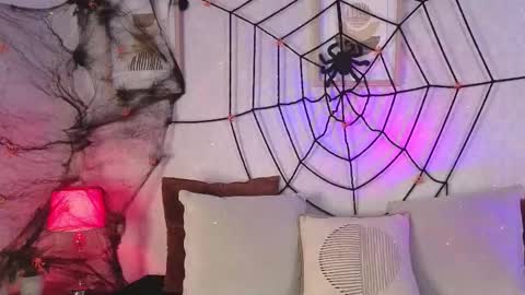 Vee Simons online show from October 29, 2025, 8:43 pm