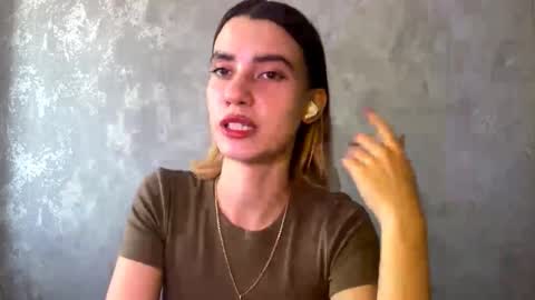 Mia online show from October 17, 2025, 8:17 am