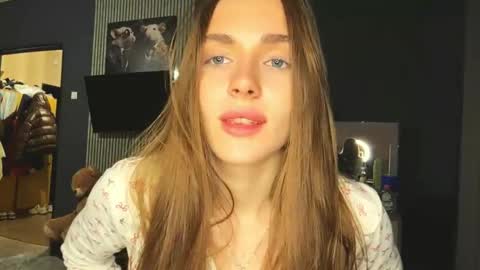 Nia online show from April 28, 2026, 5:07 pm