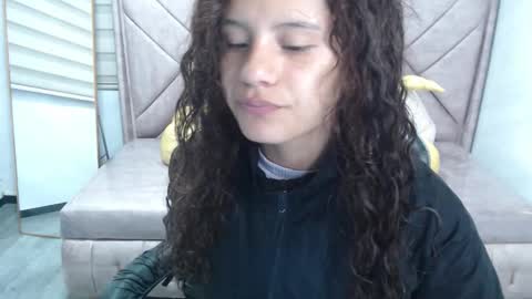 velvet_moon_v online show from September 18, 2025, 1:02 pm