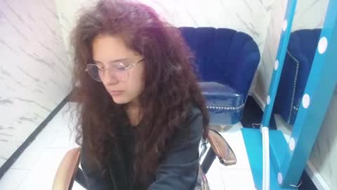 velvet_moon_v online show from March 18, 2026, 1:47 pm