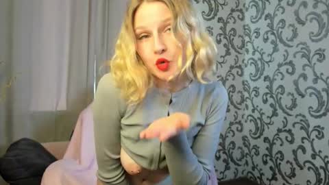Snapshot of velvet_peach_ chatting on October 5, 2025, 11:30 am velvet_peach_ online show from October 5, 2025, 11:30 am