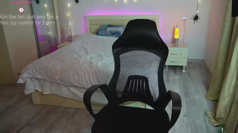 Mila online show from October 21, 2025, 7:03 pm