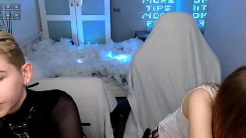 CLEOshort hair  TIna long hair  online show from January 2, 2025, 1:51 pm