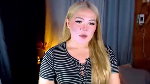 Snapshot of venus_colly chatting on June 11, 2026, 1:49 am I am Colly Your mystery girl online show from June 11, 2026, 1:49 am