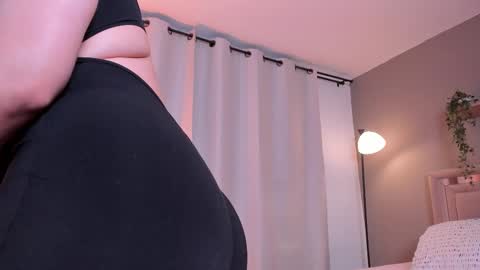 venus_reid online show from September 14, 2025, 4:22 am