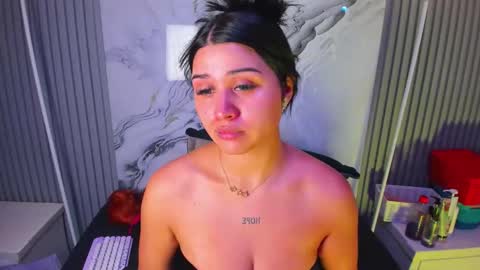 Snapshot of venusowen_ chatting on April 18, 2026, 8:31 pm Venusowen online show from April 18, 2026, 8:31 pm