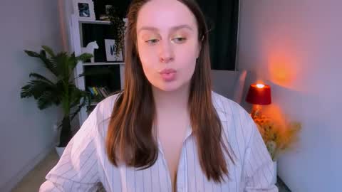 Snapshot of via_lattea_ chatting on April 3, 2026, 12:03 pm Camilla online show from April 3, 2026, 12:03 pm