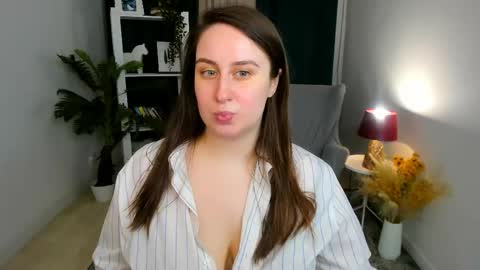 Snapshot of via_lattea_ chatting on April 10, 2026, 12:21 pm Camilla online show from April 10, 2026, 12:21 pm