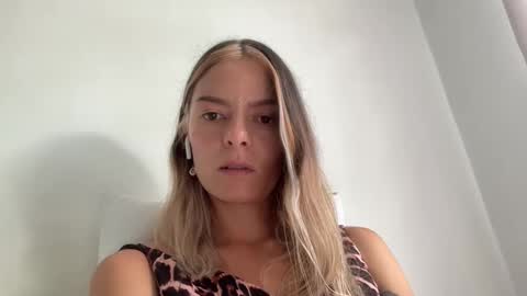 Snapshot of viajemos chatting on March 24, 2026, 4:45 pm papichulo y mamichula online show from March 24, 2026, 4:45 pm