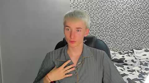 vibemygirl online show from September 15, 2025, 11:43 am