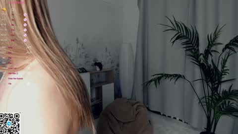 Snapshot of vibes_of_joy chatting on December 9, 2024, 8:23 pm Mikky online show from December 9, 2024, 8:23 pm