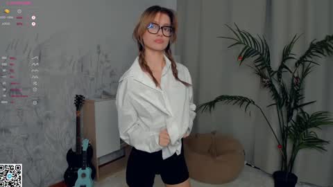 Snapshot of vibes_of_joy chatting on December 28, 2024, 8:15 pm Mikky online show from December 28, 2024, 8:15 pm