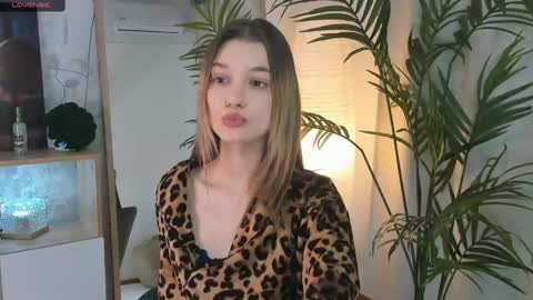 Snapshot of vibes_of_joy chatting on March 7, 2025, 7:08 am Mikky online show from March 7, 2025, 7:08 am