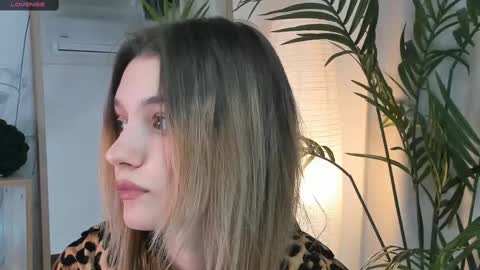 Snapshot of vibes_of_joy chatting on March 7, 2025, 11:07 am Mikky online show from March 7, 2025, 11:07 am