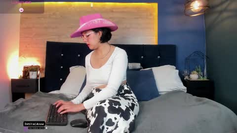 Victoria online show from October 13, 2025, 9:04 pm