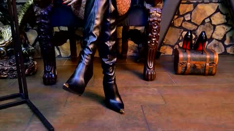 Victoria Heller online show from November 24, 2025, 4:56 am