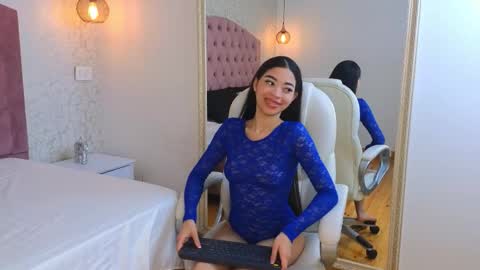 Violet  online show from December 21, 2025, 8:05 pm