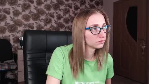 Snapshot of vikaericka chatting on December 17, 2024, 8:43 pm Vika online show from December 17, 2024, 8:43 pm