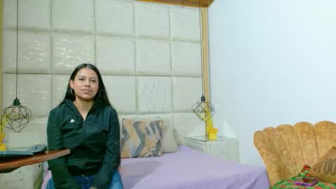 vikiTomson online show from November 17, 2025, 1:28 pm