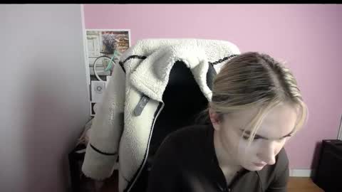 viktoria_lovely online show from December 2, 2025, 9:14 am