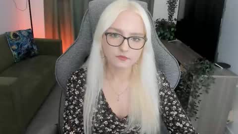 Snapshot of violamore chatting on May 1, 2026, 5:28 pm violamore online show from May 1, 2026, 5:28 pm