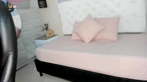 Snapshot of violet___fox chatting on November 21, 2025, 4:00 am Violet online show from November 21, 2025, 4:00 am