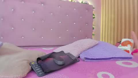 Snapshot of violet__taylor_ chatting on July 6, 2026, 2:19 am violet__taylor_ online show from July 6, 2026, 2:19 am