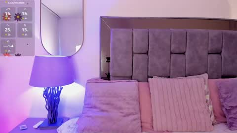 Violet Nova online show from April 16, 2026, 11:33 am