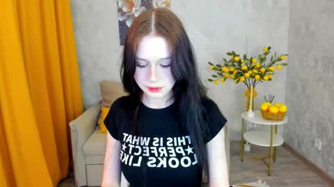 Snapshot of violetharmee chatting on April 7, 2026, 11:54 am violetharmee online show from April 7, 2026, 11:54 am
