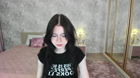 Snapshot of violetharmee chatting on April 29, 2026, 11:36 am violetharmee online show from April 29, 2026, 11:36 am