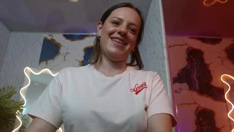 Snapshot of violethh_tay chatting on February 26, 2026, 9:14 pm violethh_tay online show from February 26, 2026, 9:14 pm