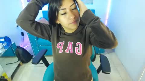 Snapshot of violetta_m_ chatting on February 4, 2025, 12:11 pm Violeta online show from February 4, 2025, 12:11 pm