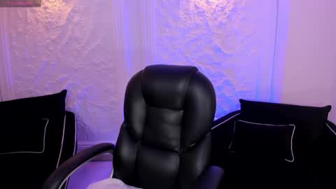 Violett Castel online show from October 13, 2025, 6:52 pm