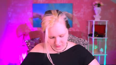 Snapshot of violettwoods chatting on June 8, 2026, 6:14 am Violett online show from June 8, 2026, 6:14 am