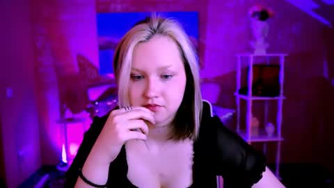 Snapshot of violettwoods chatting on June 28, 2026, 8:09 am Violett online show from June 28, 2026, 8:09 am